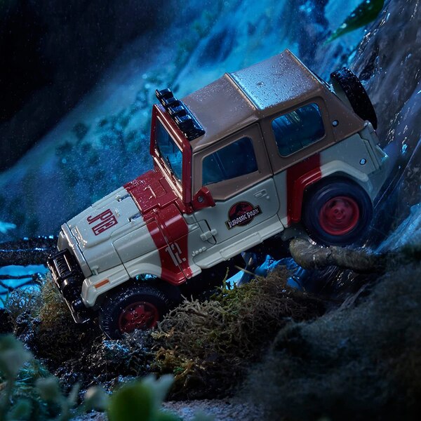 Image Of Dilophocon Vs Autobot JP12 New Transformers X Jurassic Park Collaborative  (15 of 19)